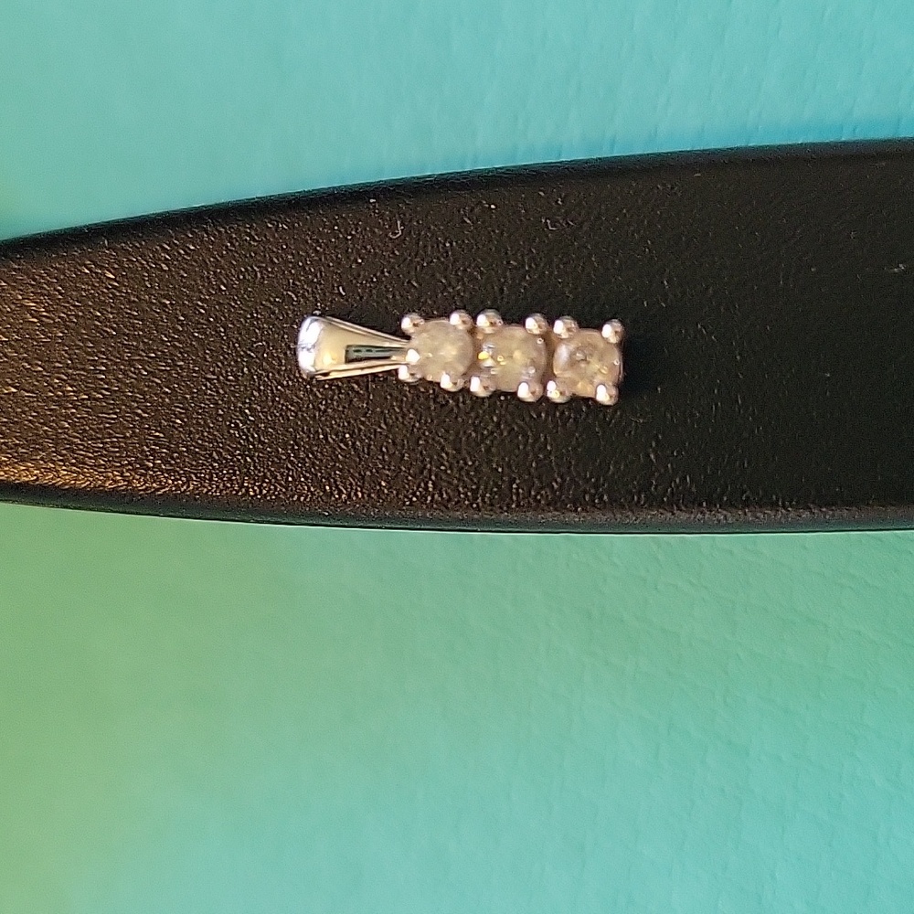 White gold 3 diamond 💎 10k DM